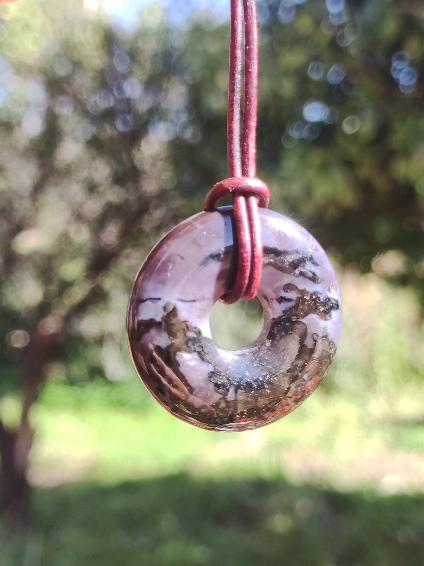 Collier de pierres précieuses mystiques Gabbro / Merlinite 30 mm Donut Pierre de guérison Bijoux naturels Pendentif Cadeau Ami Femme Homme Il Elle Puissance Énergie Rareté