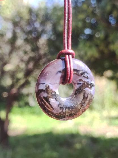 Collier de pierres précieuses mystiques Gabbro / Merlinite 30 mm Donut Pierre de guérison Bijoux naturels Pendentif Cadeau Ami Femme Homme Il Elle Puissance Énergie Rareté