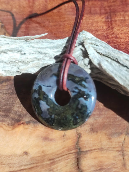 Collier de pierres précieuses mystiques Gabbro / Merlinite 30 mm Donut Pierre de guérison Bijoux naturels Pendentif Cadeau Ami Femme Homme Il Elle Puissance Énergie Rareté