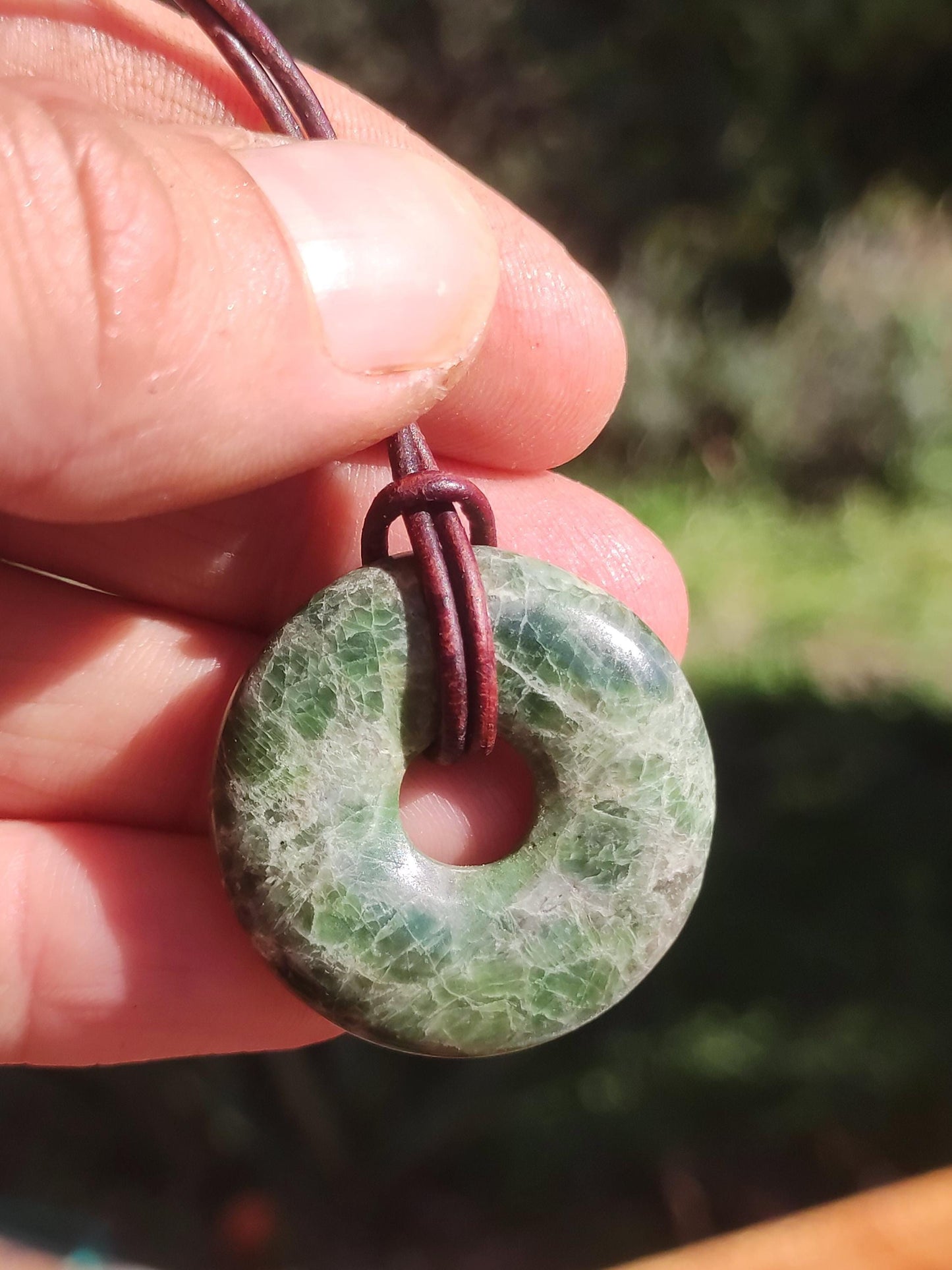 Diopside ~ Collier de pierres précieuses vert HIPPIE GOA Boho ethnique pierre de guérison naturelle rareté cristaux bijoux pendentif pierre naturelle beignet cadeau magique