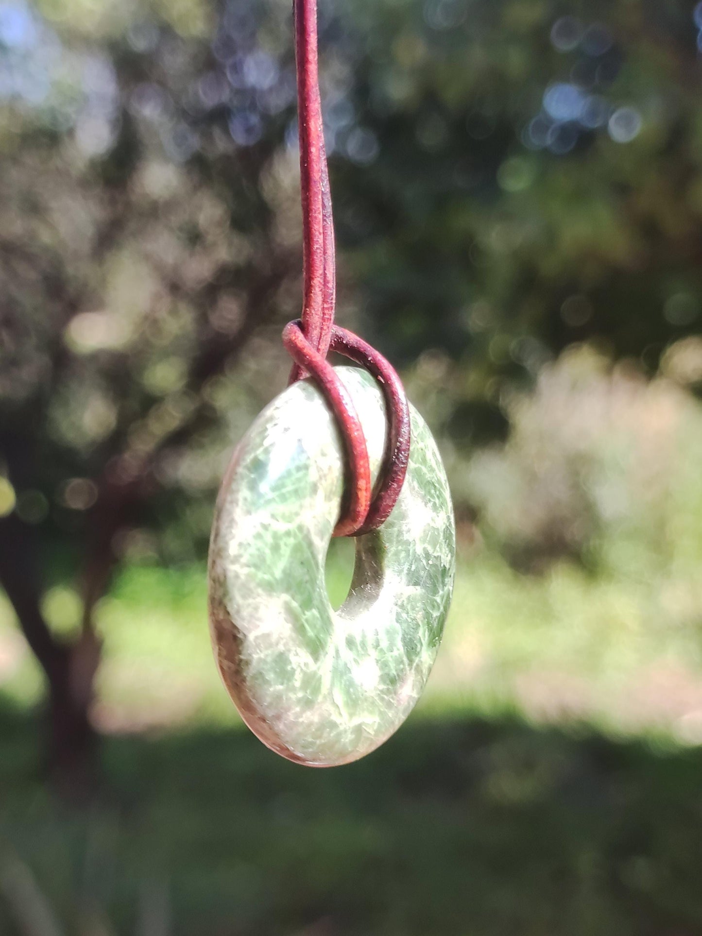 Diopside ~ Collier de pierres précieuses vert HIPPIE GOA Boho ethnique pierre de guérison naturelle rareté cristaux bijoux pendentif pierre naturelle beignet cadeau magique