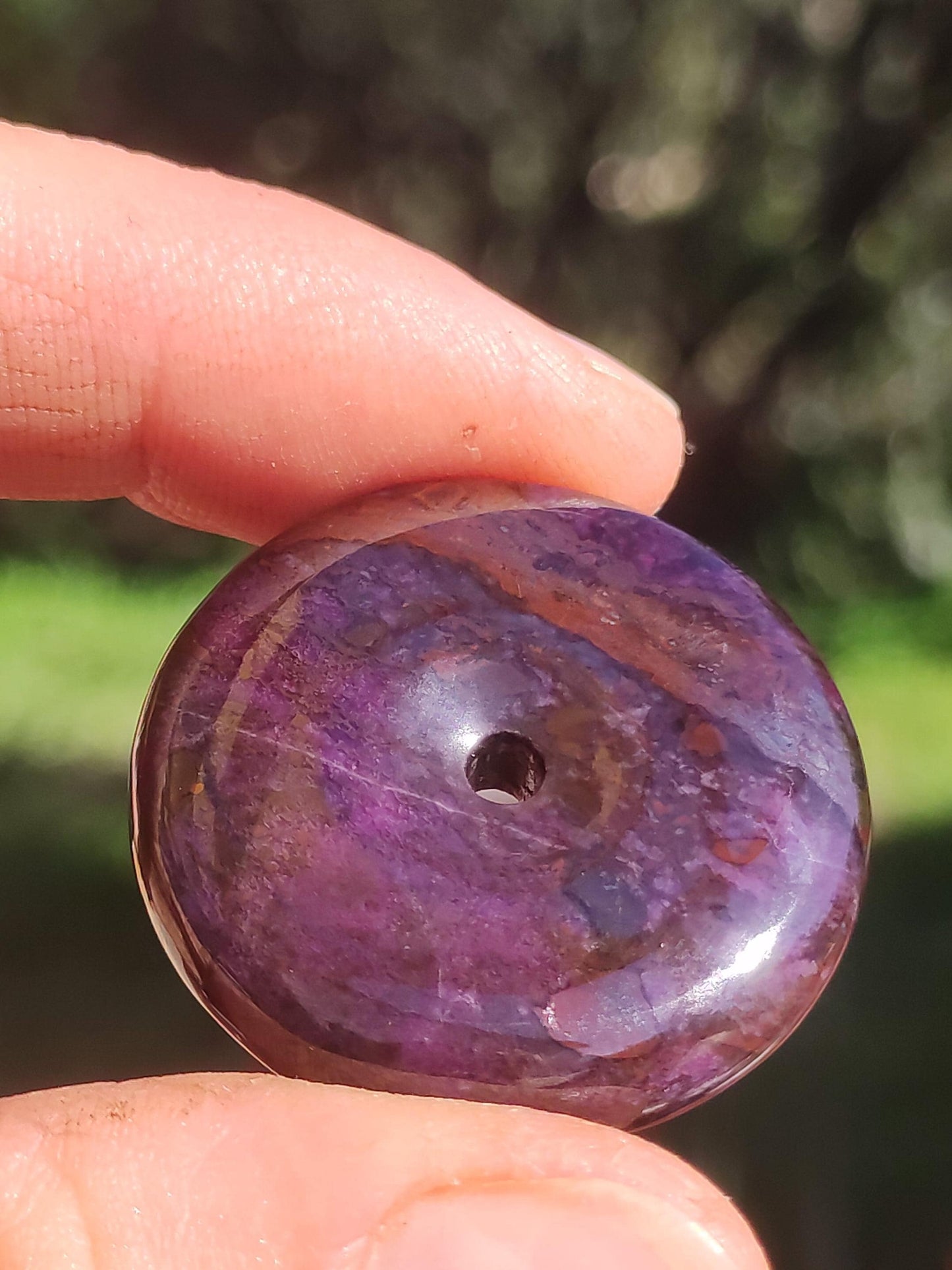 Sugilith Schutz Donut Edelstein Kristall Heilstein Rarität Selten Sammler Sugilit lila Anhänger rund Geschenk Mann Frau Er Sie Freund violet