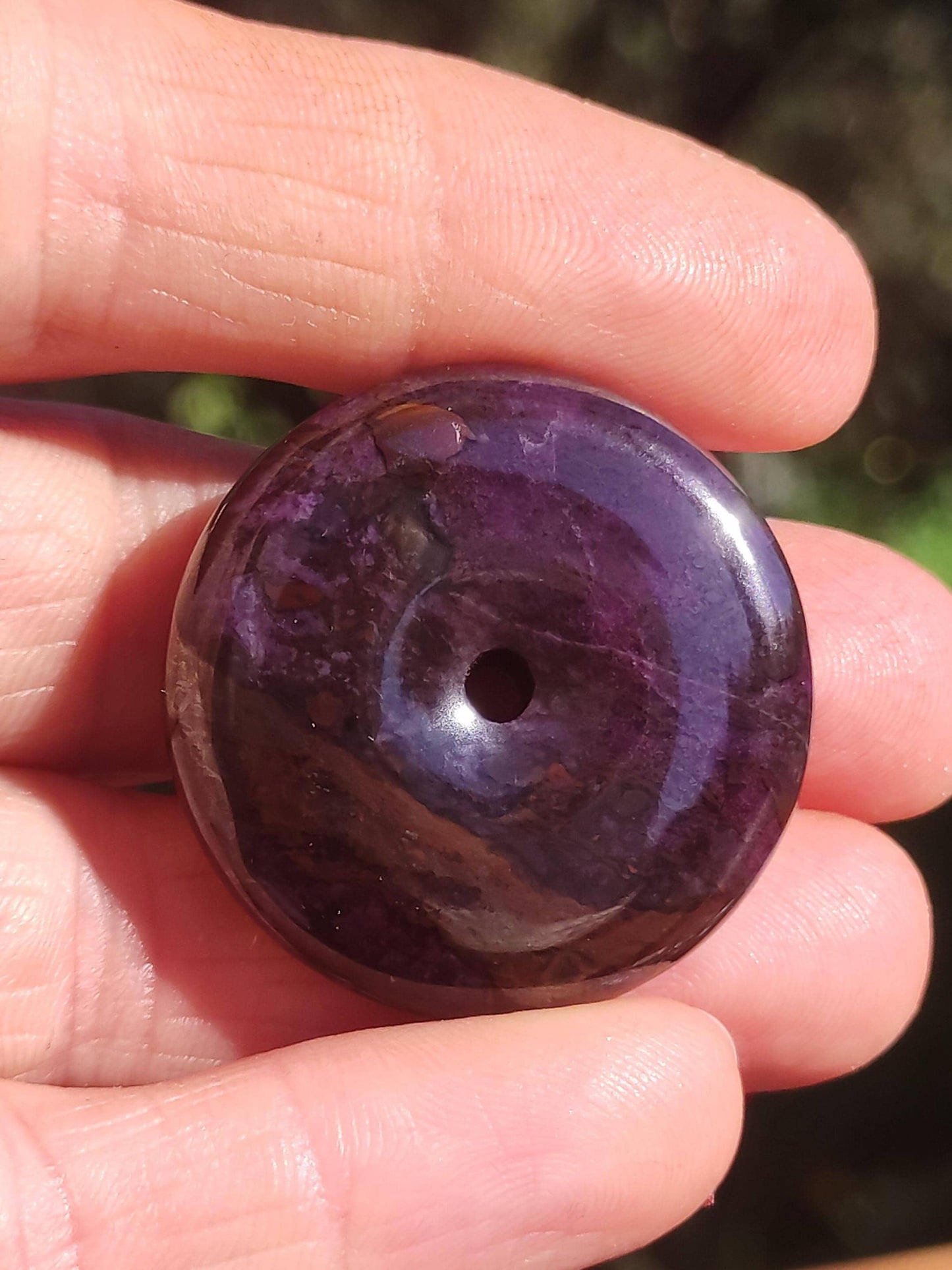 Sugilith Schutz Donut Edelstein Kristall Heilstein Rarität Selten Sammler Sugilit lila Anhänger rund Geschenk Mann Frau Er Sie Freund violet
