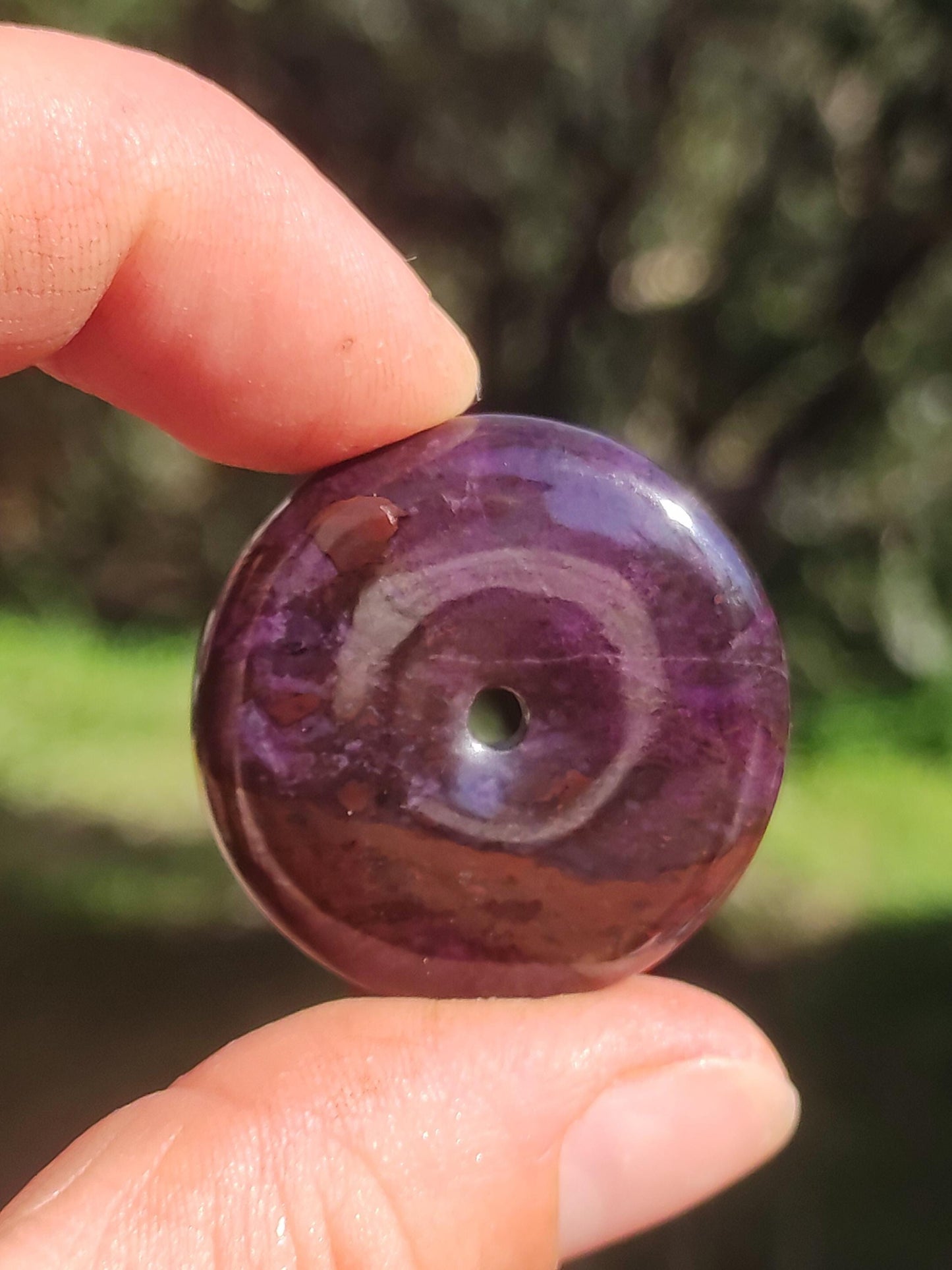 Sugilith Schutz Donut Edelstein Kristall Heilstein Rarität Selten Sammler Sugilit lila Anhänger rund Geschenk Mann Frau Er Sie Freund violet