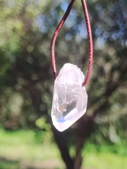 Pointe A de cristal de roche / quartz clair - Collier en pierre précieuse naturelle transparente, protectrice et guérissante. Cadeau pour homme, femme, ami(e), chakra porte-bonheur.