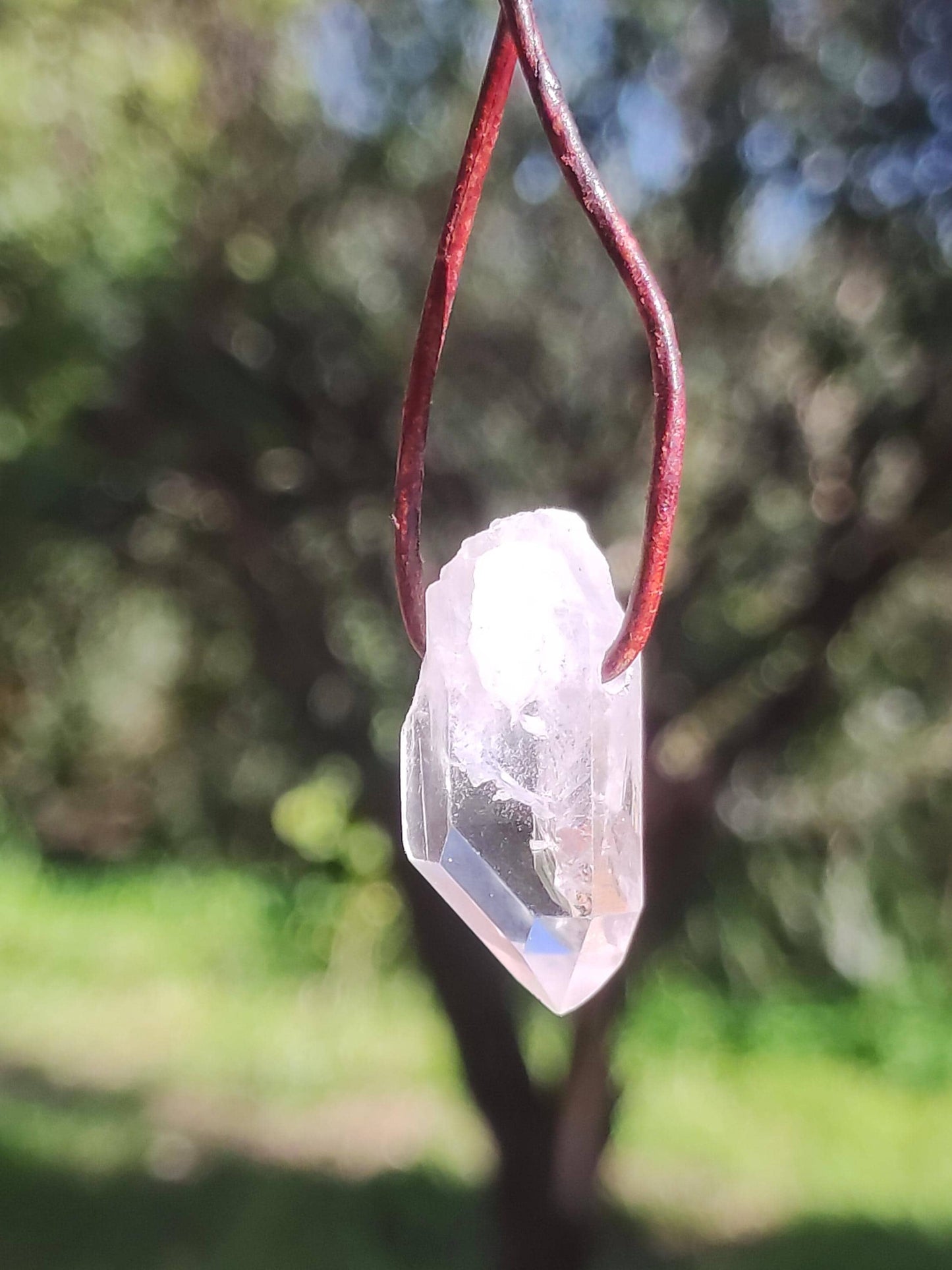 Pointe A de cristal de roche / quartz clair - Collier en pierre précieuse naturelle transparente, protectrice et guérissante. Cadeau pour homme, femme, ami(e), chakra porte-bonheur.