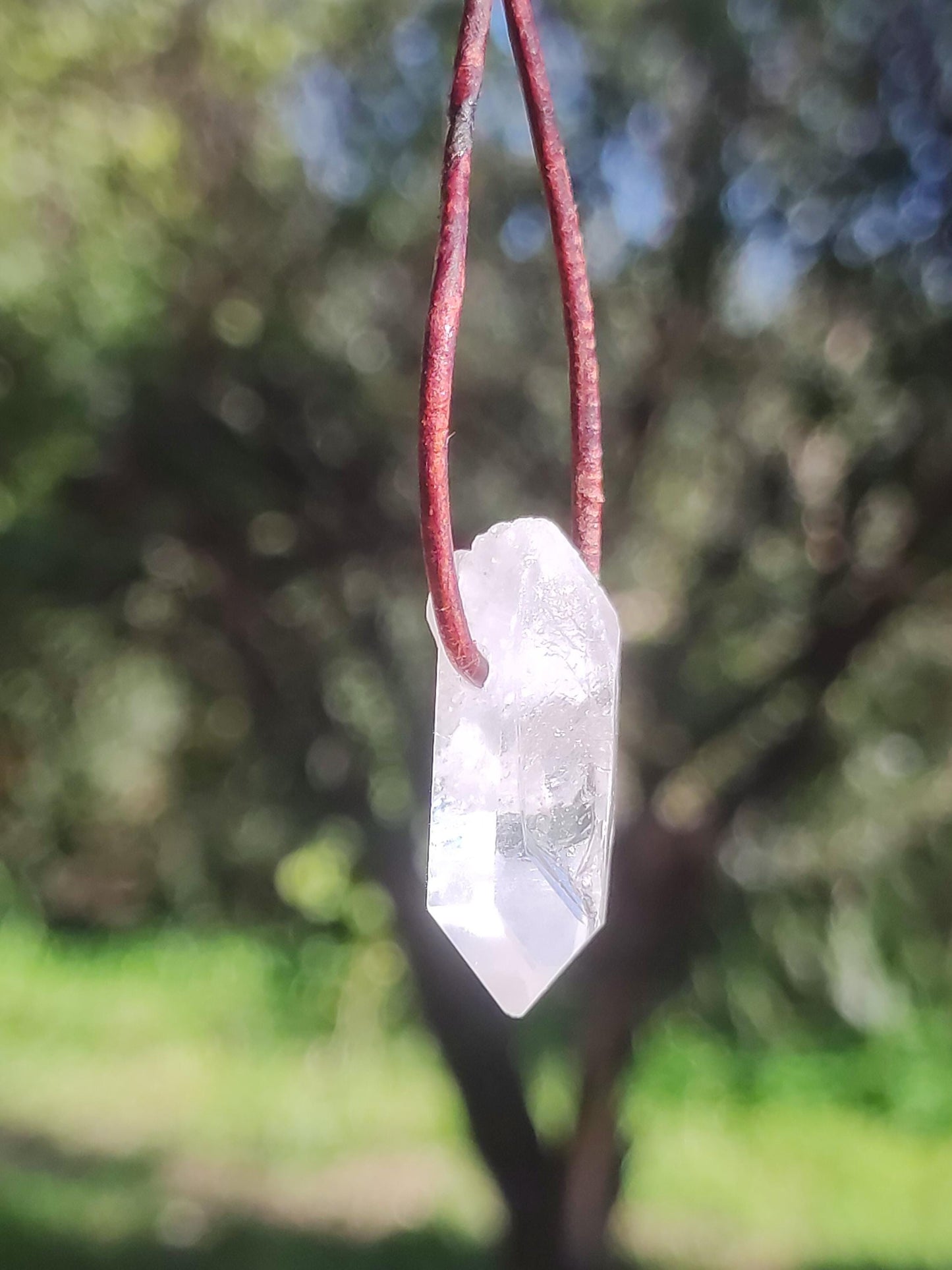 Pointe A de cristal de roche / quartz clair - Collier en pierre précieuse naturelle transparente, protectrice et guérissante. Cadeau pour homme, femme, ami(e), chakra porte-bonheur.