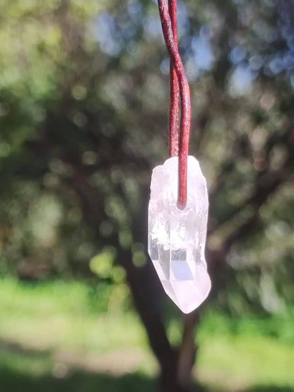 Pointe A de cristal de roche / quartz clair - Collier en pierre précieuse naturelle transparente, protectrice et guérissante. Cadeau pour homme, femme, ami(e), chakra porte-bonheur.