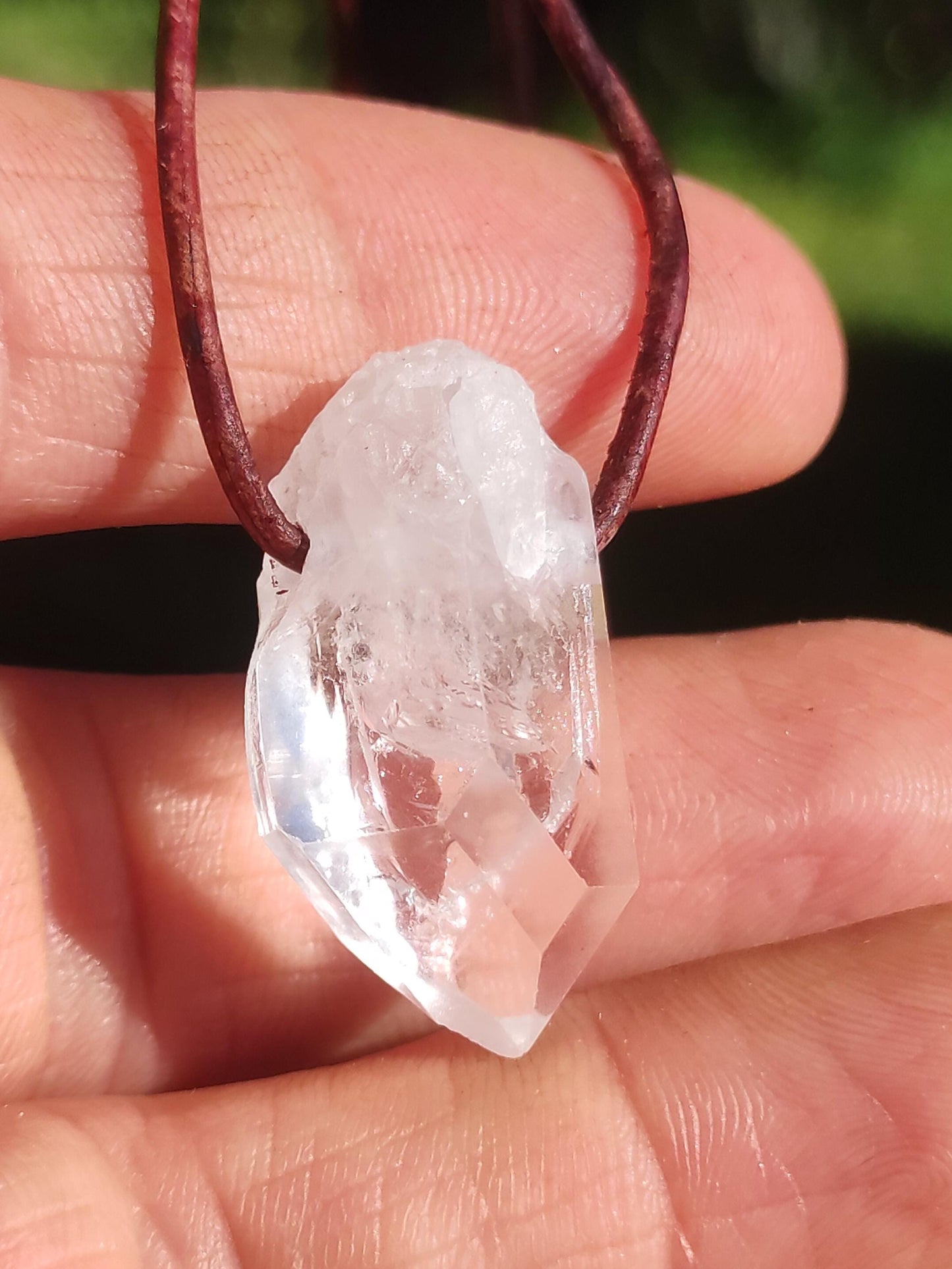 Pointe A de cristal de roche / quartz clair - Collier en pierre précieuse naturelle transparente, protectrice et guérissante. Cadeau pour homme, femme, ami(e), chakra porte-bonheur.
