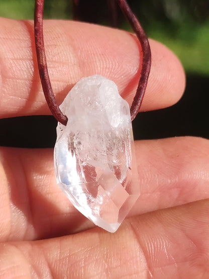 Pointe A de cristal de roche / quartz clair - Collier en pierre précieuse naturelle transparente, protectrice et guérissante. Cadeau pour homme, femme, ami(e), chakra porte-bonheur.