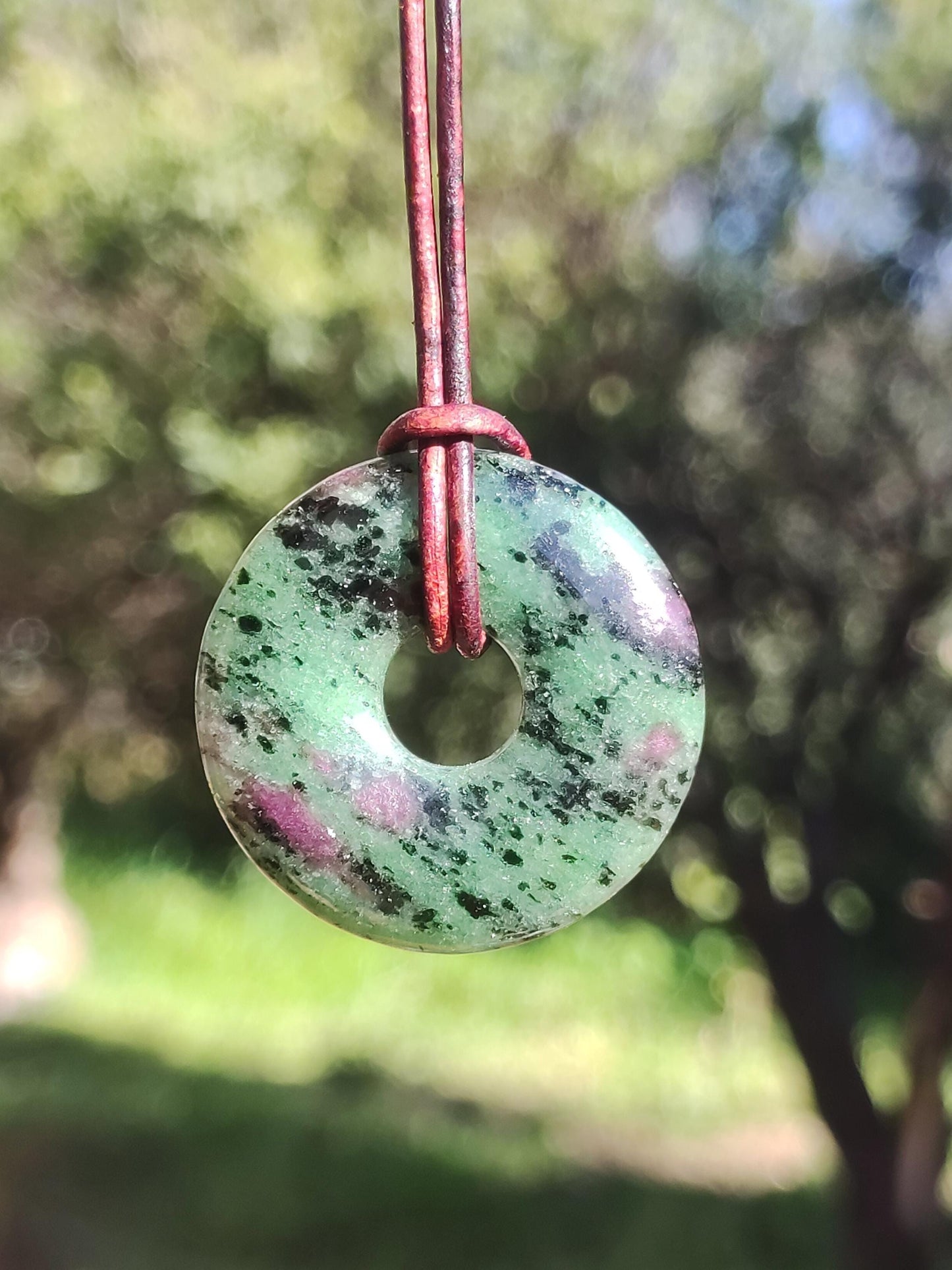Rubis en Zoisite ~ Donut Collier de pierres précieuses Rouge Vert Pierre de guérison naturelle Homme Femme Bonne chance Protection HIPPIE GOA Boho Tibet Ethnique Rareté Cadeau Lui Elle