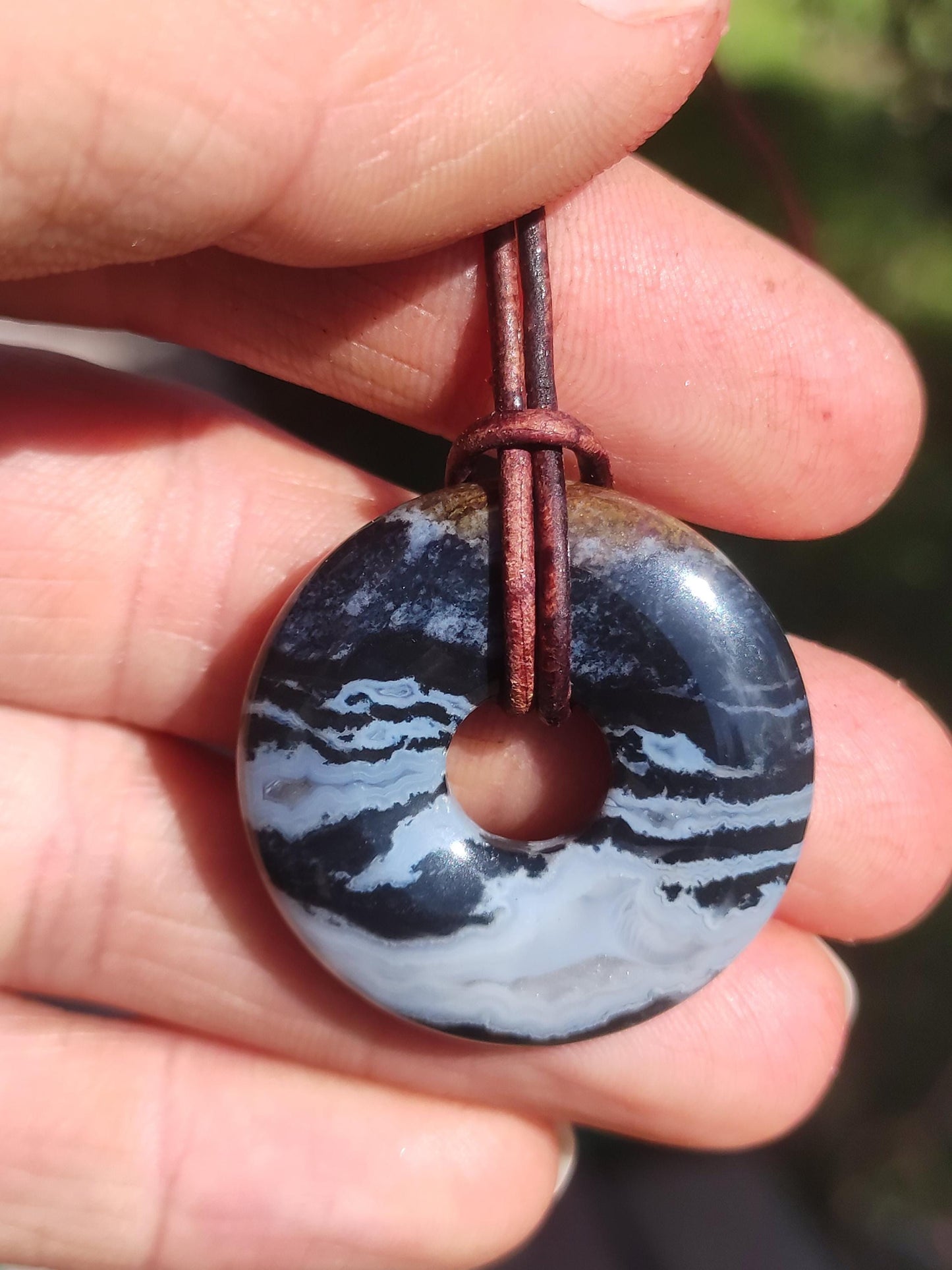 Collier donut en agate noire 30 mm - pierre précieuse homme femme père mère fille ami pierre de guérison bijoux porte-bonheur hippie nature rareté cadeau