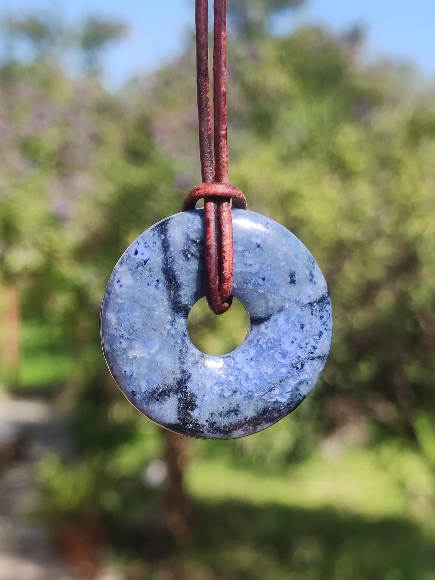 Dumortiérite A 30mm - collier donut pierre précieuse bleu homme femme père mère ami pierre de guérison chance bijoux hippie nature rareté cadeau unique