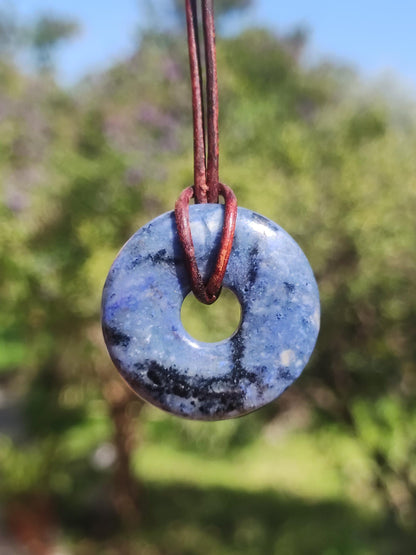 Dumortiérite A 30mm - collier donut pierre précieuse bleu homme femme père mère ami pierre de guérison chance bijoux hippie nature rareté cadeau unique