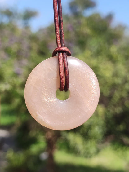 Pierre de Lune A rouge - Collier de pierres précieuses Donut HIPPIE GOA Boho Ethnique Naturel Donut Protection Symbole Guérison Pierre Collecteur Unique Homme Femme He She Cadeau