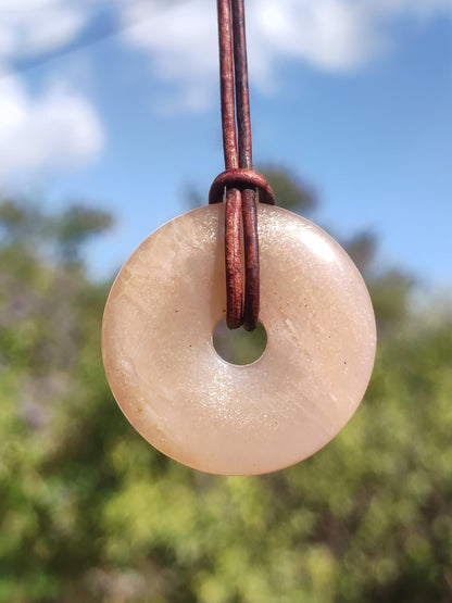 Pierre de Lune A rouge - Collier de pierres précieuses Donut HIPPIE GOA Boho Ethnique Naturel Donut Protection Symbole Guérison Pierre Collecteur Unique Homme Femme He She Cadeau