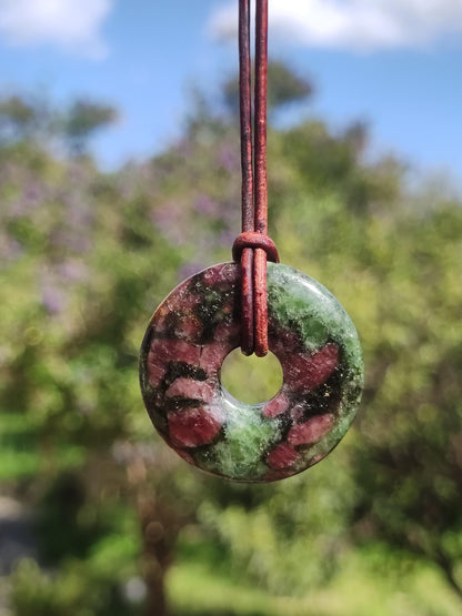 Grenat Pyroxénite 30mm Donut Collier De Pierres Précieuses Rareté Rare Symbole De Protection Pierre De Guérison Cristal HIPPIE Boho Tibet Ethnique Homme Femme Cadeau Lui Elle