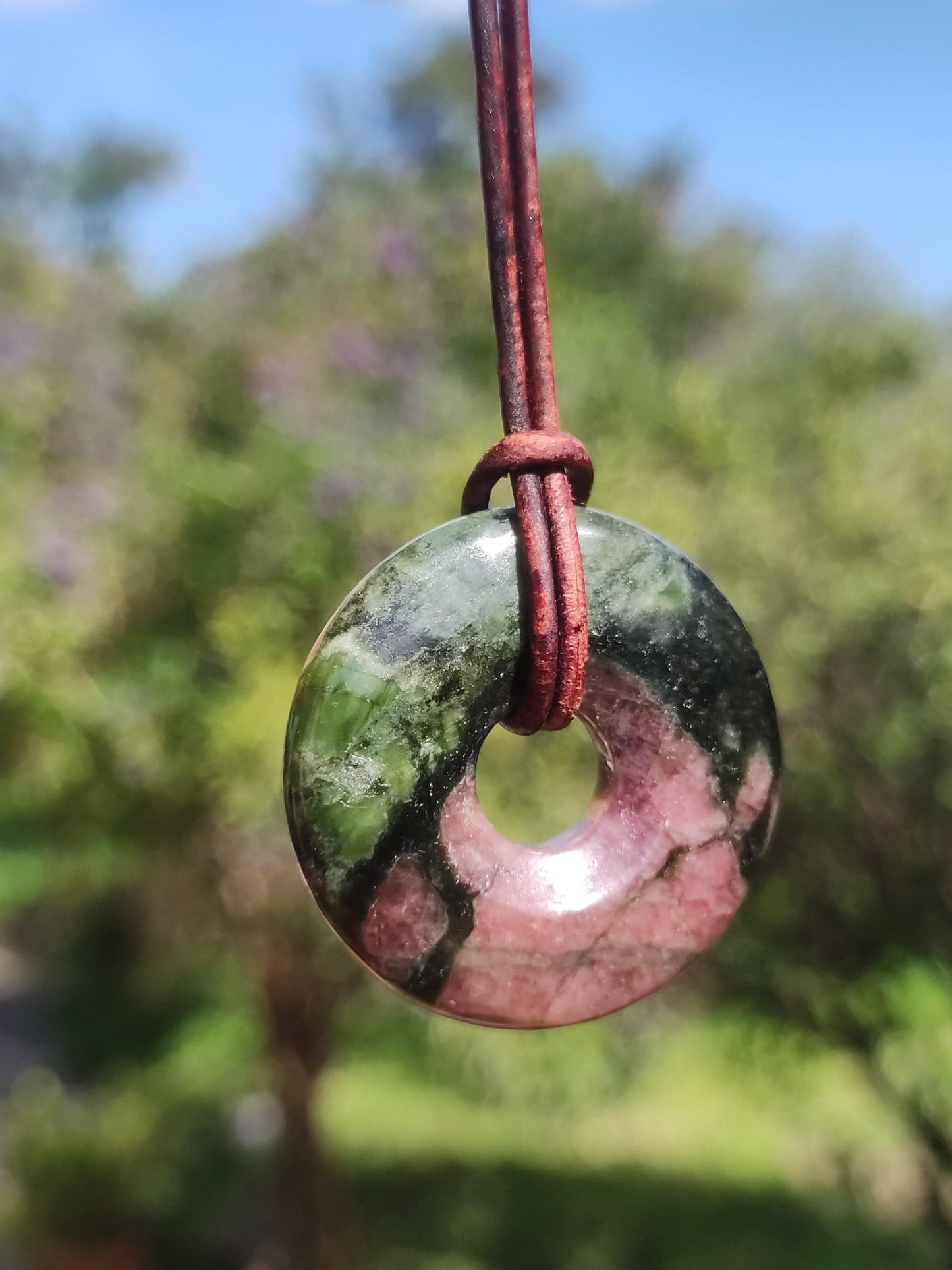 Grenat Pyroxénite 30mm Donut Collier De Pierres Précieuses Rareté Rare Symbole De Protection Pierre De Guérison Cristal HIPPIE Boho Tibet Ethnique Homme Femme Cadeau Lui Elle