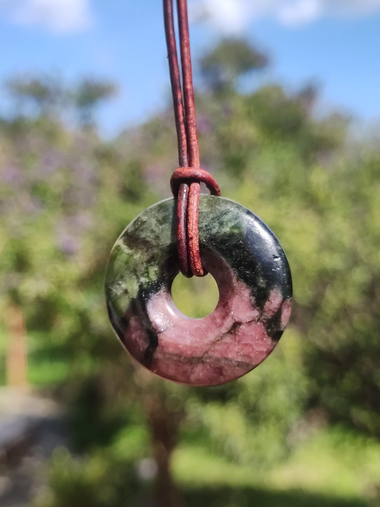 Grenat Pyroxénite 30mm Donut Collier De Pierres Précieuses Rareté Rare Symbole De Protection Pierre De Guérison Cristal HIPPIE Boho Tibet Ethnique Homme Femme Cadeau Lui Elle