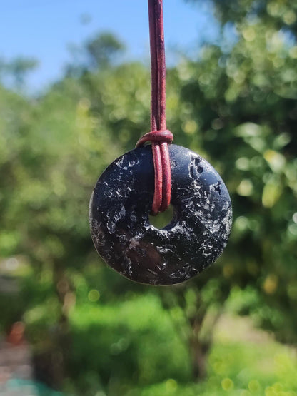 Tourmaline / Schörl ~ Collier de pierres précieuses HIPPIE GOA Boho Tibet Ethno Nature Donut Protection Symbole ~ Pierre de guérison Chakra Énergie Noir Homme Femme
