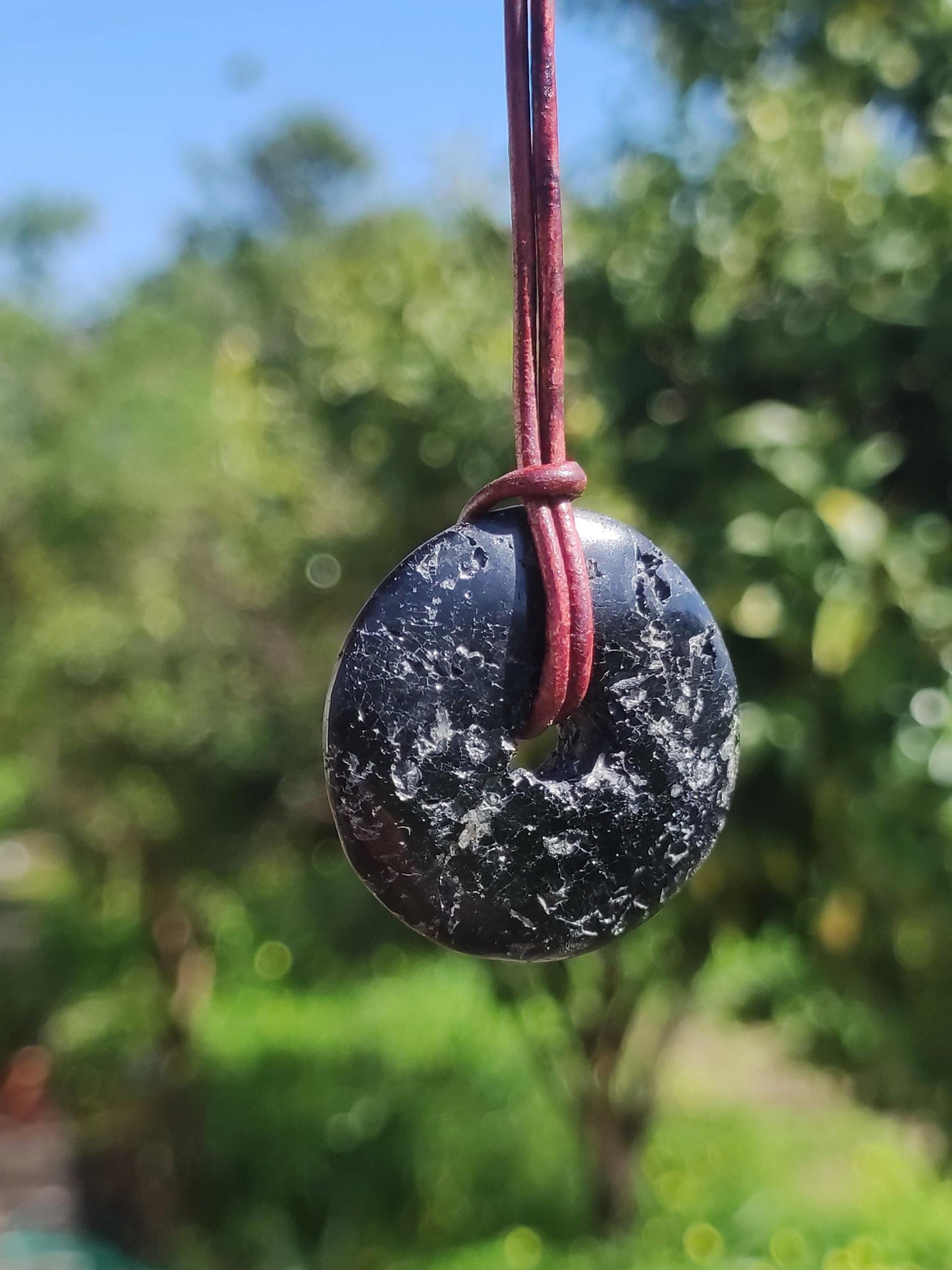 Tourmaline / Schörl ~ Collier de pierres précieuses HIPPIE GOA Boho Tibet Ethno Nature Donut Protection Symbole ~ Pierre de guérison Chakra Énergie Noir Homme Femme