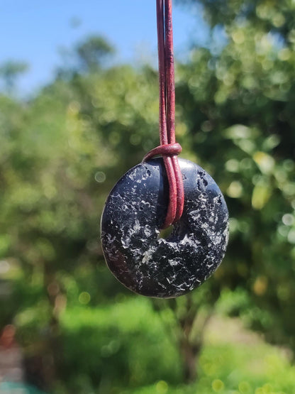 Tourmaline / Schörl ~ Collier de pierres précieuses HIPPIE GOA Boho Tibet Ethno Nature Donut Protection Symbole ~ Pierre de guérison Chakra Énergie Noir Homme Femme