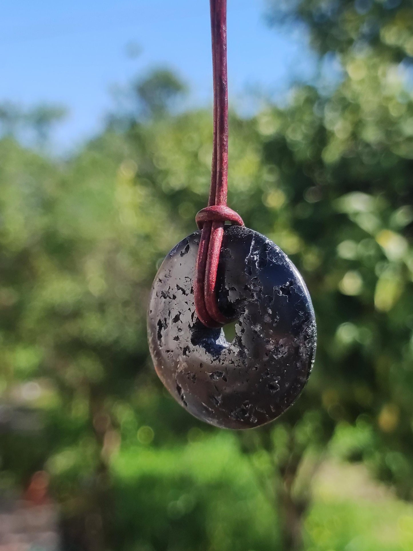 Tourmaline / Schörl ~ Collier de pierres précieuses HIPPIE GOA Boho Tibet Ethno Nature Donut Protection Symbole ~ Pierre de guérison Chakra Énergie Noir Homme Femme