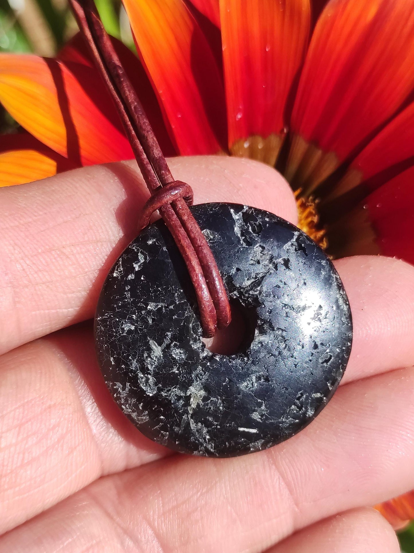 Tourmaline / Schörl ~ Collier de pierres précieuses HIPPIE GOA Boho Tibet Ethno Nature Donut Protection Symbole ~ Pierre de guérison Chakra Énergie Noir Homme Femme