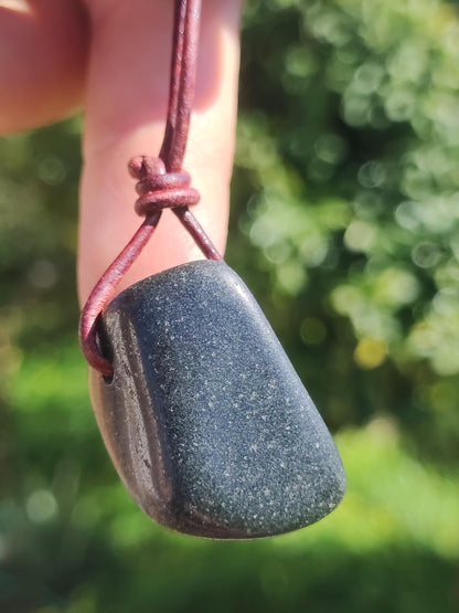 Collier en jade lémurien de minuit, pierre précieuse de jade noir, pierre de guérison, rareté naturelle, cadeau pour homme et femme, pour lui ou sa petite amie, énergie, pouvoir, paix