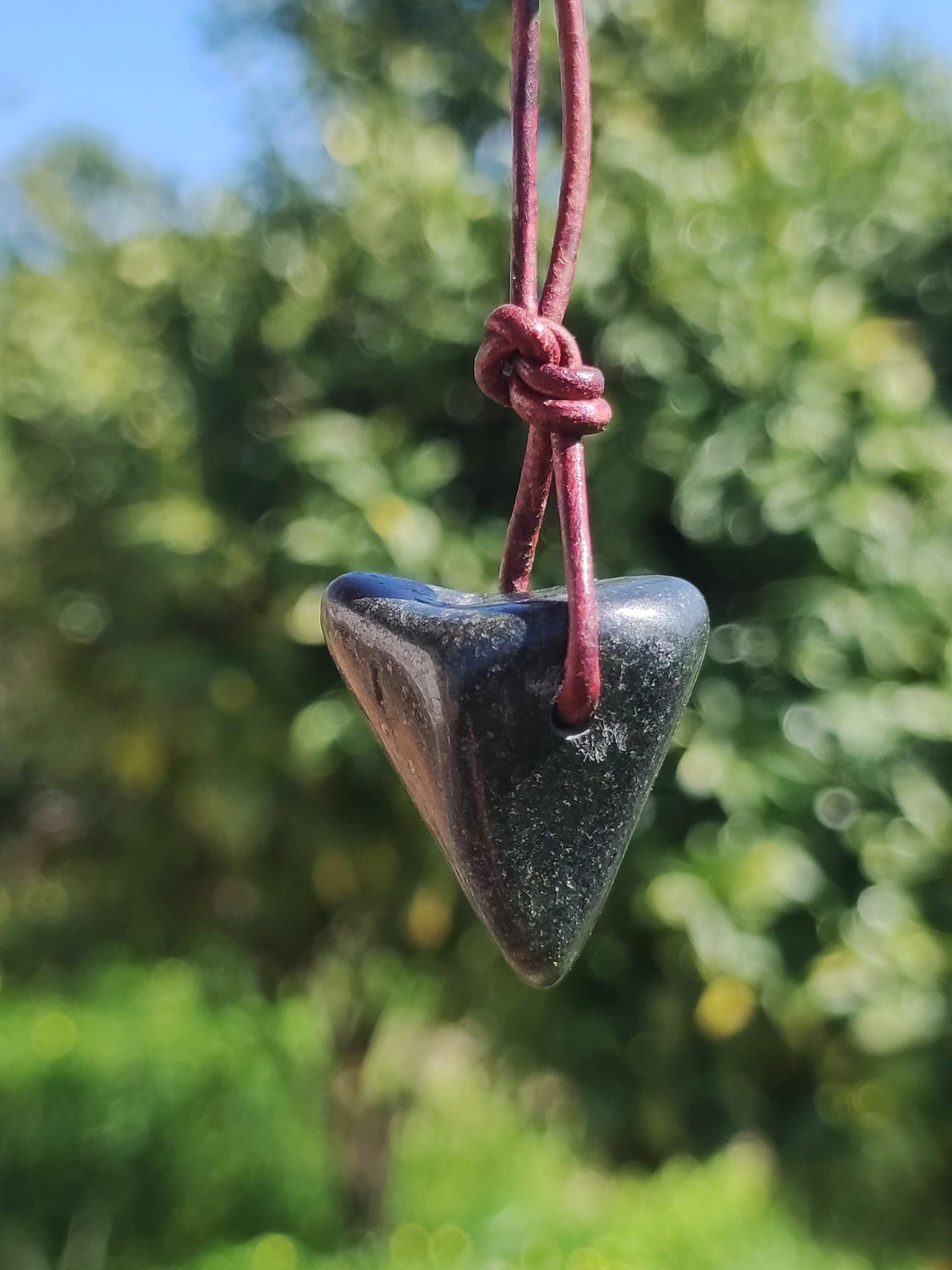 Collier en jade lémurien de minuit, pierre précieuse de jade noir, pierre de guérison, rareté naturelle, cadeau pour homme et femme, pour lui ou sa petite amie, énergie, pouvoir, paix