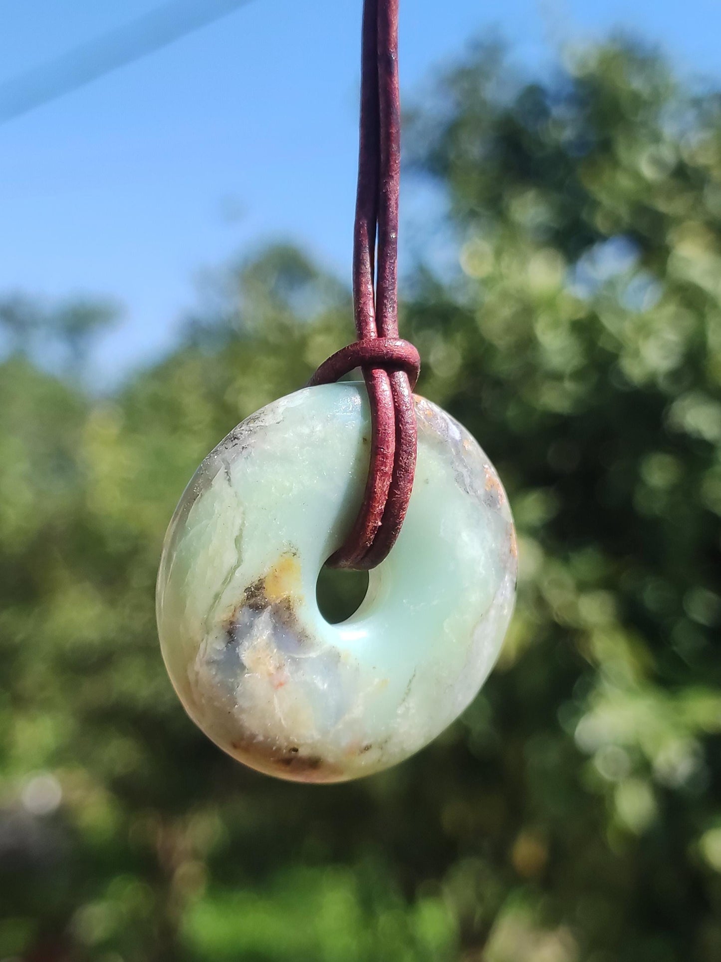 Opale bleue des Andes ~ Collier en pierre précieuse style bohème ethnique, motif donut, symbole de protection et de guérison, pierre de collection rare, pour homme et femme