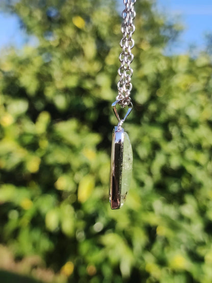 Cyanite verte / Disthène Une chaîne en argent 925 avec pierres précieuses naturelles de guérison, pendentif en cristal de rareté pour homme et femme, cadeau élégant et noble