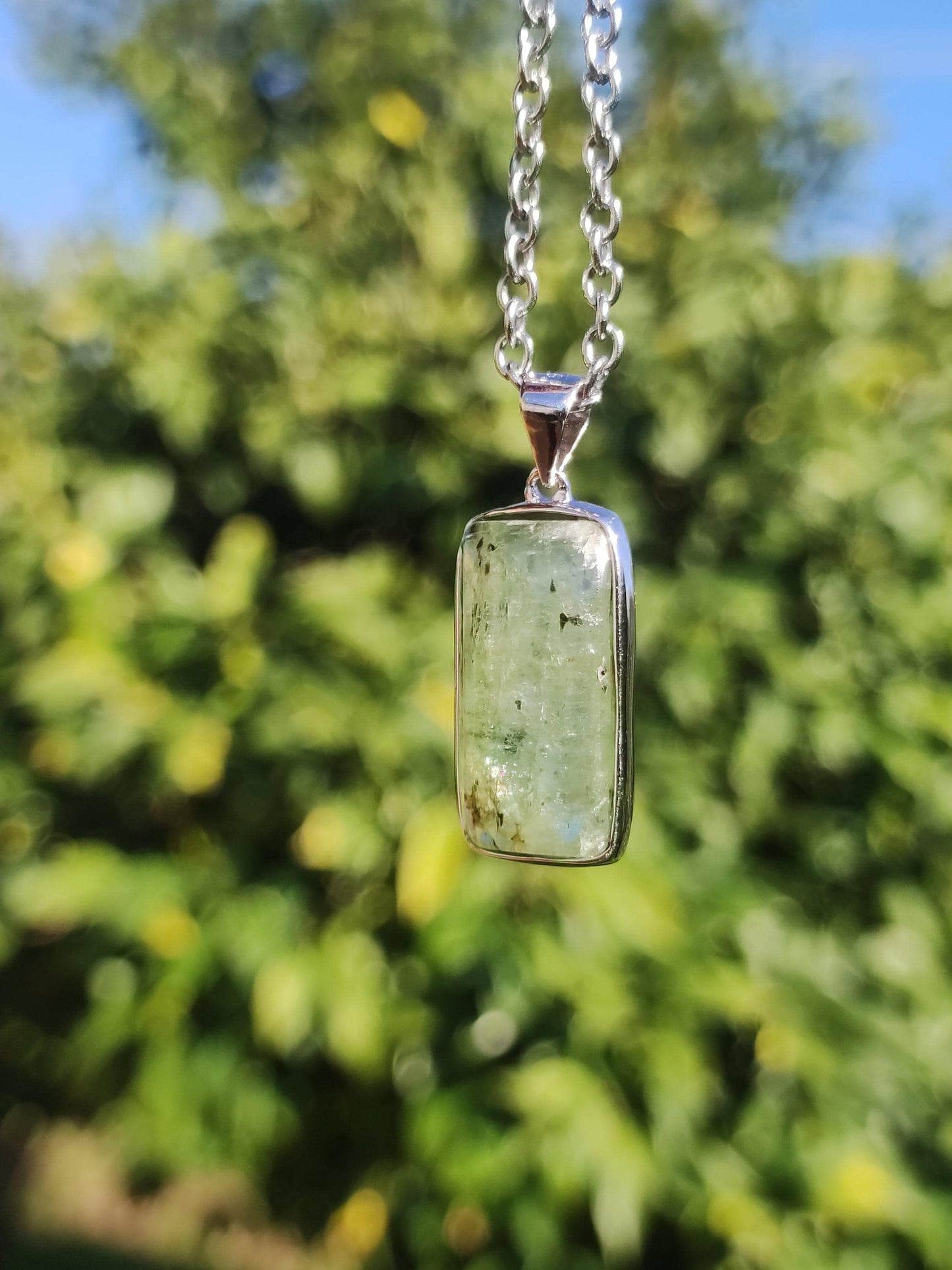 Cyanite verte / Disthène Une chaîne en argent 925 avec pierres précieuses naturelles de guérison, pendentif en cristal de rareté pour homme et femme, cadeau élégant et noble