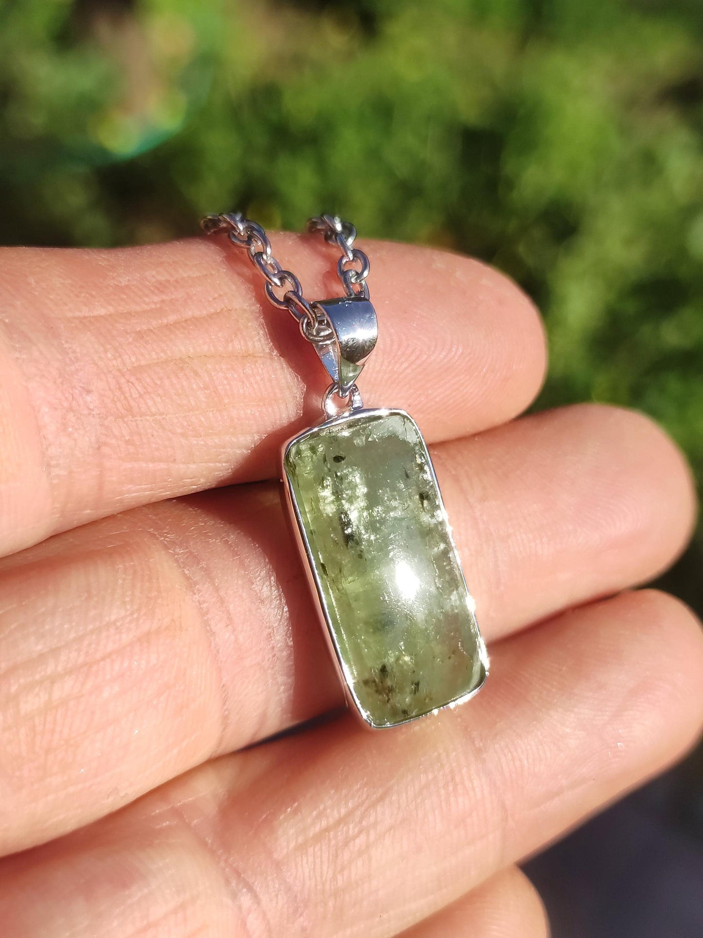 Cyanite verte / Disthène Une chaîne en argent 925 avec pierres précieuses naturelles de guérison, pendentif en cristal de rareté pour homme et femme, cadeau élégant et noble