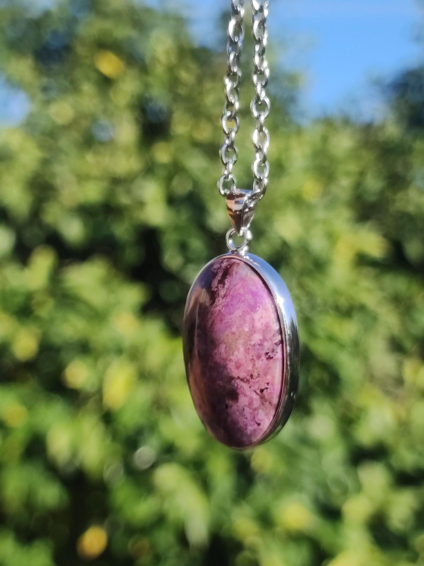Sugilite / Sugilite avec monture en argent 925 collier de pierres précieuses violettes pierre de guérison naturelle énergie rareté homme femme lui son cadeau noble de haute qualité