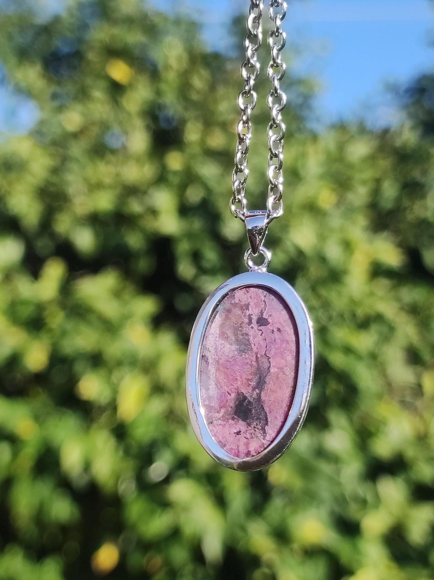 Sugilite / Sugilite avec monture en argent 925 collier de pierres précieuses violettes pierre de guérison naturelle énergie rareté homme femme lui son cadeau noble de haute qualité