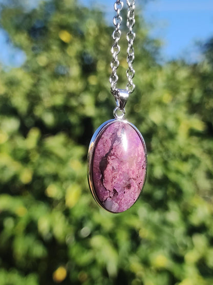 Sugilite / Sugilite avec monture en argent 925 collier de pierres précieuses violettes pierre de guérison naturelle énergie rareté homme femme lui son cadeau noble de haute qualité