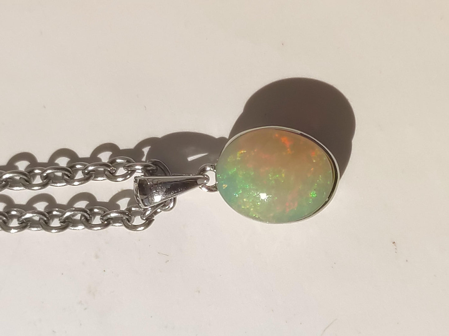 Collier en argent 925 et opale éthiopienne AAA - Pierre précieuse, colorée, rare et naturelle, aux vertus curatives, pendentif en cristal, pour homme, femme ou père. Idéal comme cadeau.
