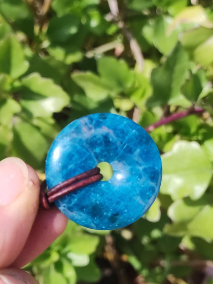 Apatite AAA ~ Donut 30mm ~ Collier de pierres précieuses bleues Rareté naturelle Symbole de protection Pierre de guérison Cristal HIPPIE Boho Ethnique Homme Femme Cadeau Lui Elle