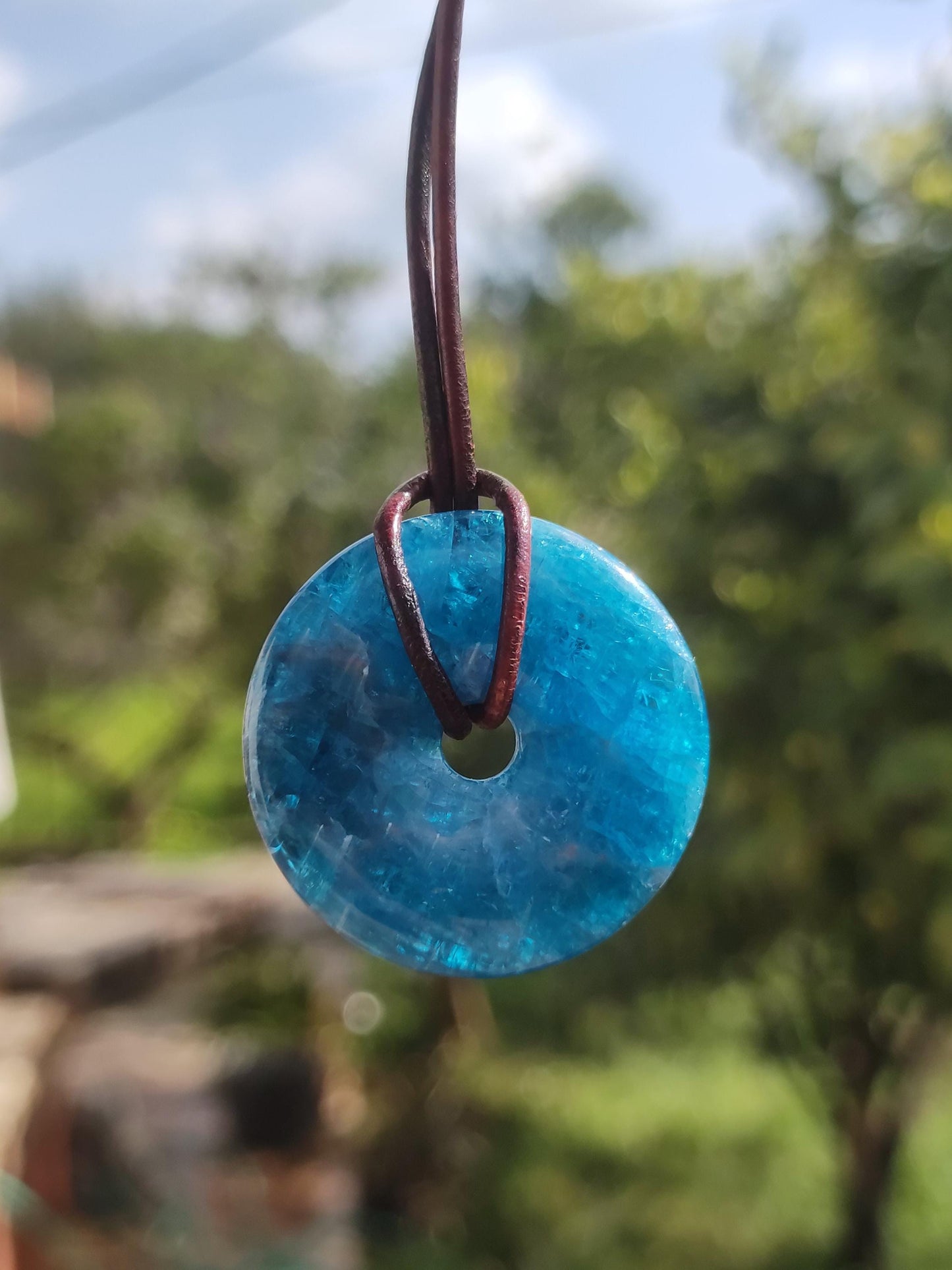 Apatite AAA ~ Donut 30mm ~ Collier de pierres précieuses bleues Rareté naturelle Symbole de protection Pierre de guérison Cristal HIPPIE Boho Ethnique Homme Femme Cadeau Lui Elle