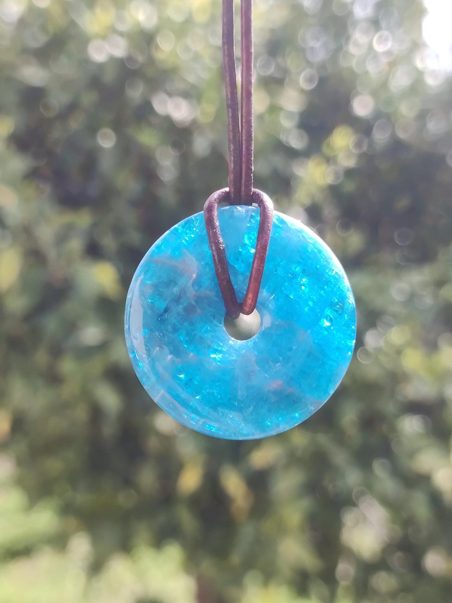 Apatite AAA ~ Donut 30mm ~ Collier de pierres précieuses bleues Rareté naturelle Symbole de protection Pierre de guérison Cristal HIPPIE Boho Ethnique Homme Femme Cadeau Lui Elle