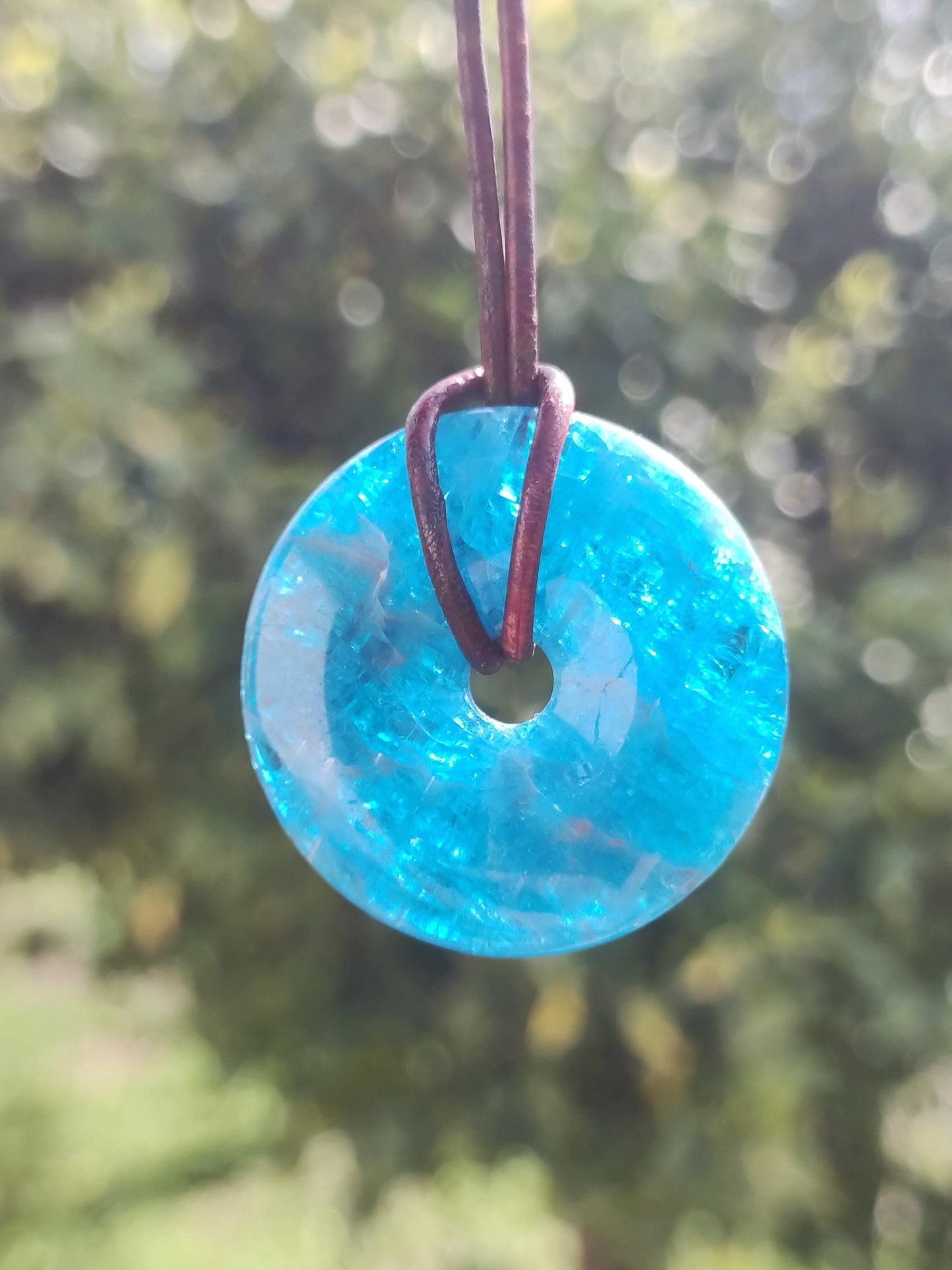Apatite AAA ~ Donut 30mm ~ Collier de pierres précieuses bleues Rareté naturelle Symbole de protection Pierre de guérison Cristal HIPPIE Boho Ethnique Homme Femme Cadeau Lui Elle