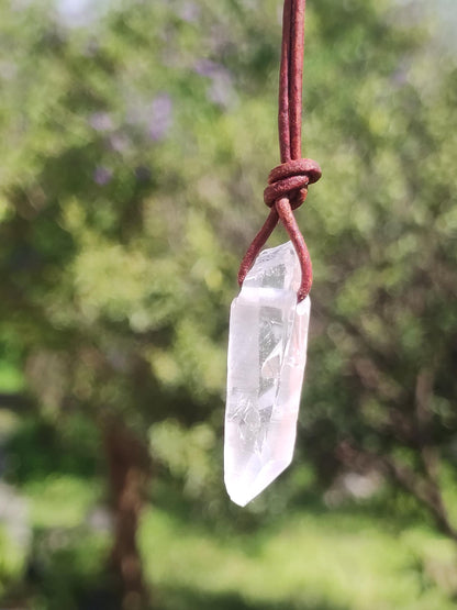 Pointe A de cristal de roche / quartz clair - Collier en pierre précieuse naturelle transparente, protectrice et guérissante. Cadeau pour homme, femme, ami(e), chakra porte-bonheur.
