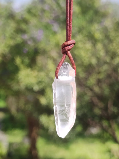 Pointe A de cristal de roche / quartz clair - Collier en pierre précieuse naturelle transparente, protectrice et guérissante. Cadeau pour homme, femme, ami(e), chakra porte-bonheur.