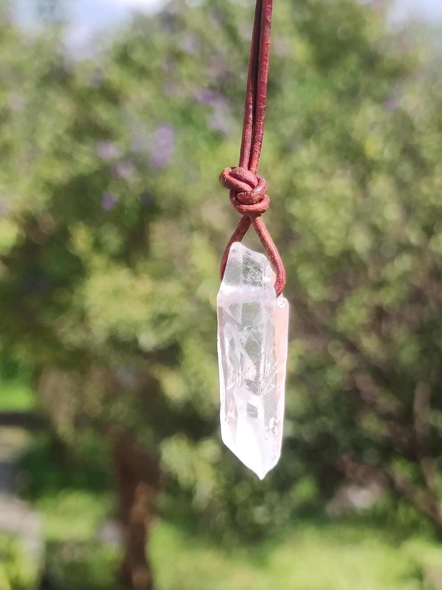 Pointe A de cristal de roche / quartz clair - Collier en pierre précieuse naturelle transparente, protectrice et guérissante. Cadeau pour homme, femme, ami(e), chakra porte-bonheur.