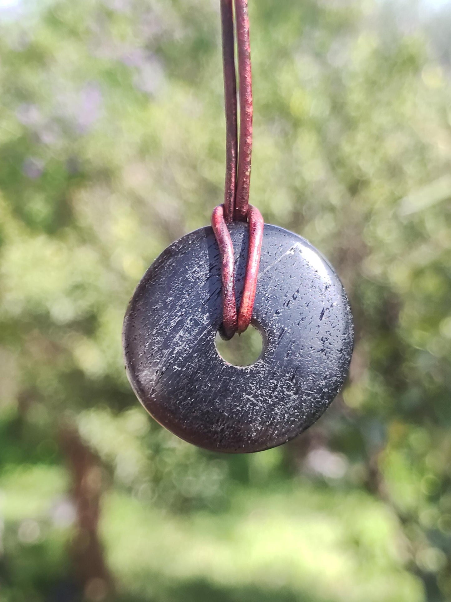 Tourmaline / Schörl ~ Collier de pierres précieuses HIPPIE GOA Boho Tibet Ethno Nature Donut Protection Symbole ~ Pierre de guérison Chakra Énergie Noir Homme Femme