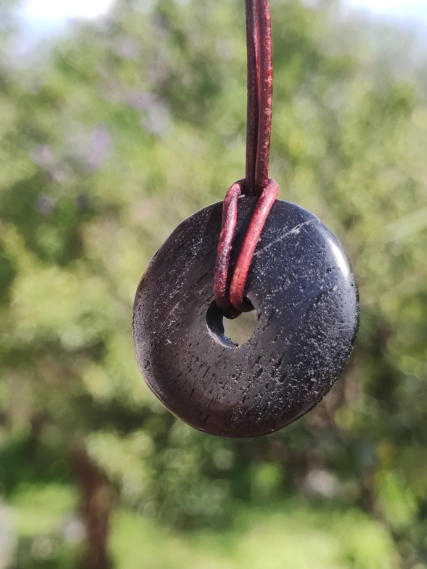 Tourmaline / Schörl ~ Collier de pierres précieuses HIPPIE GOA Boho Tibet Ethno Nature Donut Protection Symbole ~ Pierre de guérison Chakra Énergie Noir Homme Femme