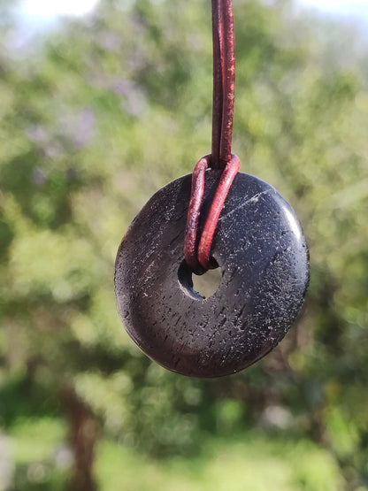 Tourmaline / Schörl ~ Collier de pierres précieuses HIPPIE GOA Boho Tibet Ethno Nature Donut Protection Symbole ~ Pierre de guérison Chakra Énergie Noir Homme Femme