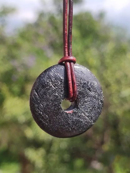 Tourmaline / Schörl ~ Collier de pierres précieuses HIPPIE GOA Boho Tibet Ethno Nature Donut Protection Symbole ~ Pierre de guérison Chakra Énergie Noir Homme Femme