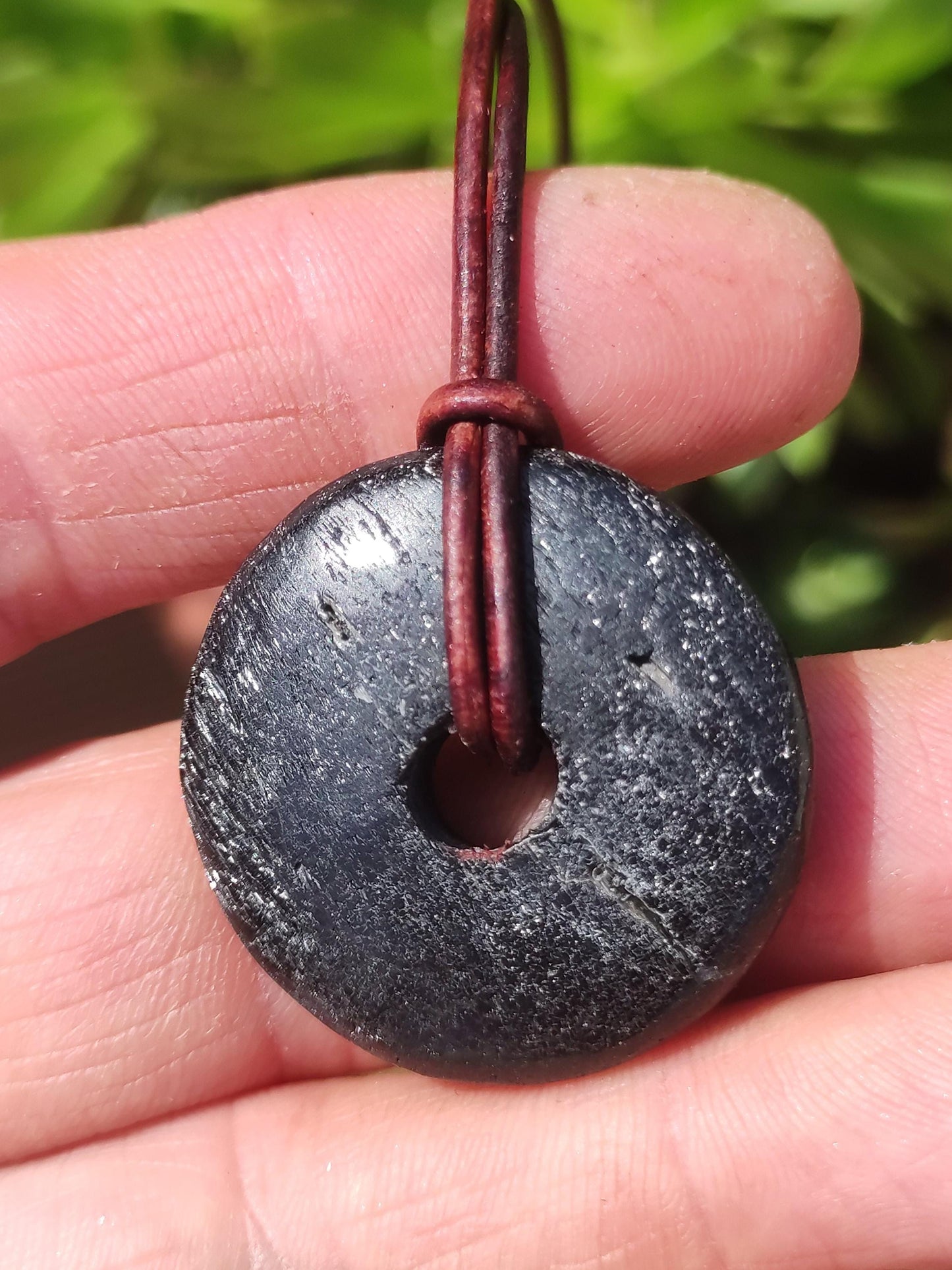 Tourmaline / Schörl ~ Collier de pierres précieuses HIPPIE GOA Boho Tibet Ethno Nature Donut Protection Symbole ~ Pierre de guérison Chakra Énergie Noir Homme Femme